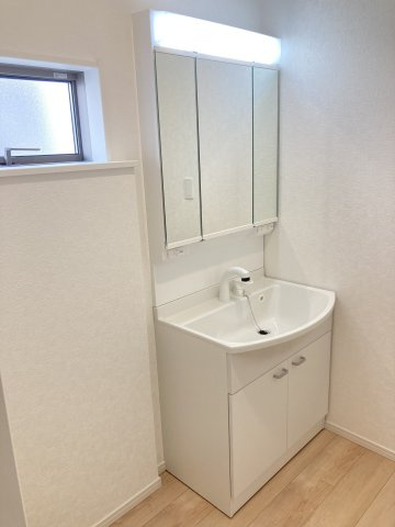 クレイドルガーデン前橋市青柳町第27　6号棟（平屋）の独立洗面台|【イメージ画像】シャワー水栓付き洗面台で朝の身支度もバッチリです！
洗面台には収納スペースもあり洗面室もすっきり片付きますよ！