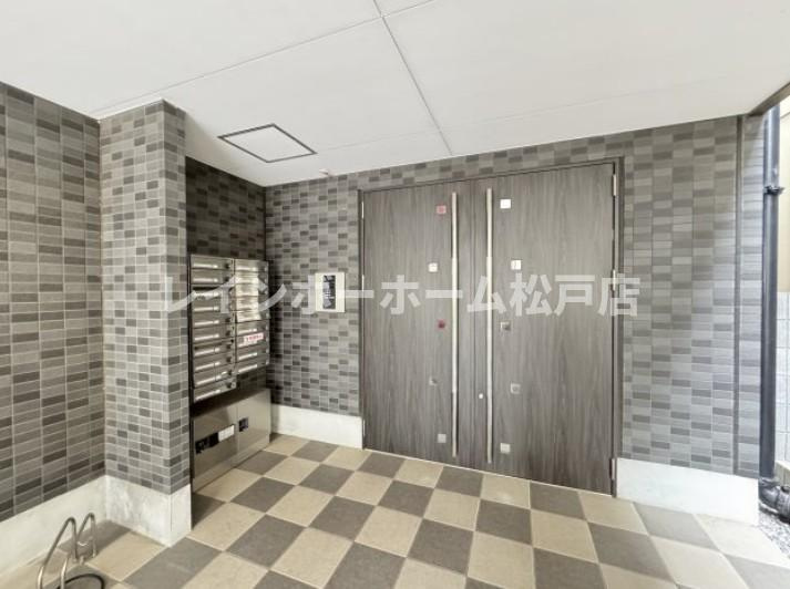 松戸市松戸の賃貸マンションのエントランス