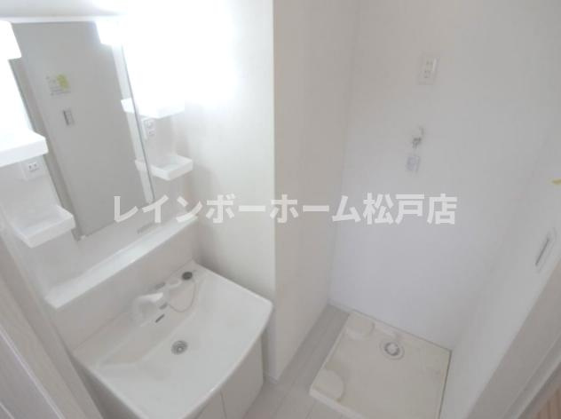 松戸市松戸の賃貸マンションの独立洗面台|明るい洗面所です