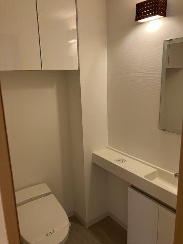 エスポワール桜新町のトイレ|落ち着いた色調のトイレです