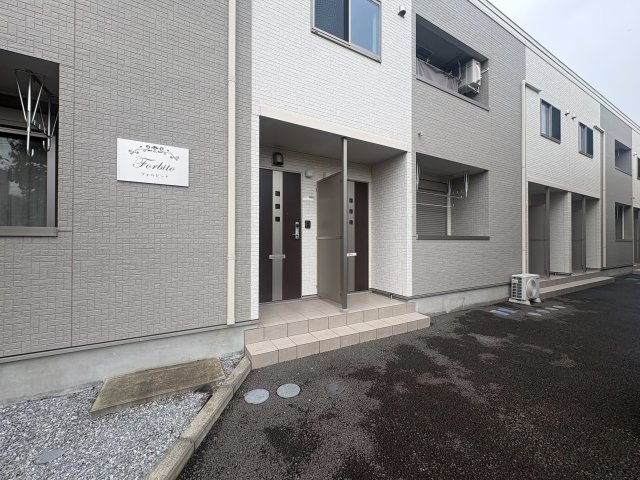 狛江市猪方１丁目のアパートのエントランス