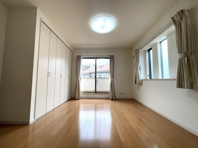 【洋室】 | ふじみ野市上野台 | 2階洋室7.0帖南西側、個人の部屋や寝室として使える洋室です