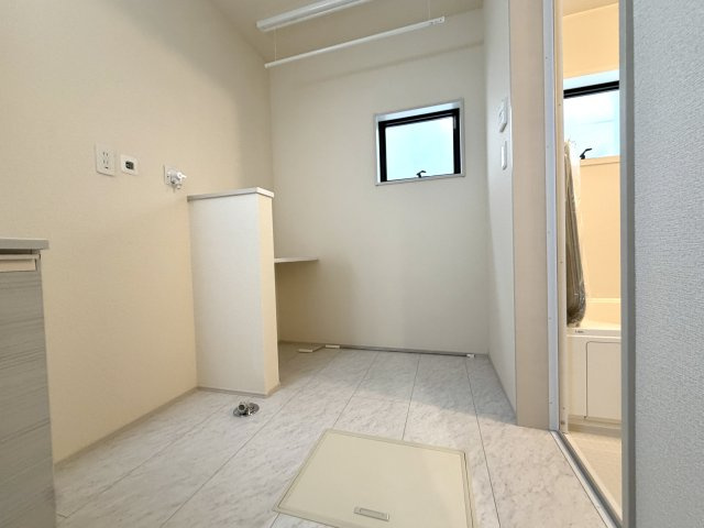 越谷市平方第２　１号棟新築戸建の脱衣所|家族がすれ違っても圧迫感を感じにくい幅広設計。朝の準備やバスタイム前後も快適に過ごせます。