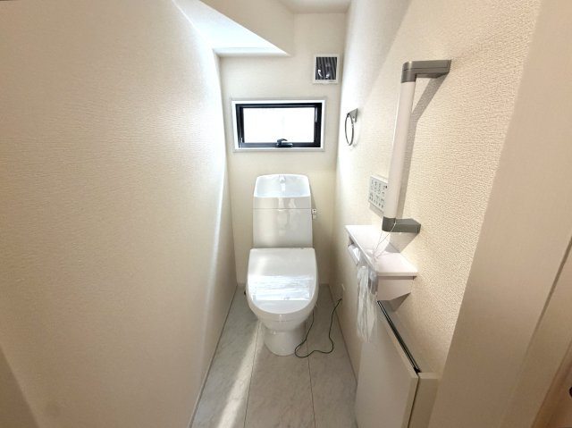 越谷市平方第２　１号棟新築戸建のトイレ|少ない水でもしっかり洗い流す節水仕様のトイレ。月々の水道代節約にも貢献してくれます。