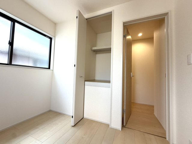 越谷市平方第２　１号棟新築戸建の収納|お部屋の生活感をスッキリ隠せるシンプルなクローゼット。居室部分を広く贅沢に使うことができます。