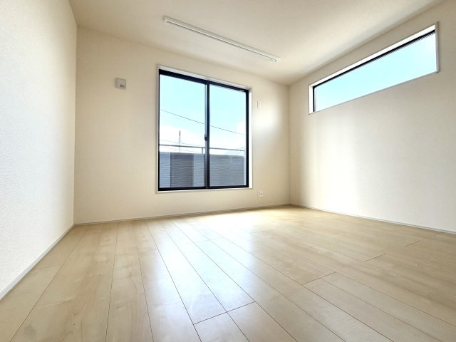 越谷市平方第２　１号棟新築戸建の洋室|リビングから少し離れた静かな洋室。夜も周囲の音を気にせず、ゆっくりと休むことができる寝室です。