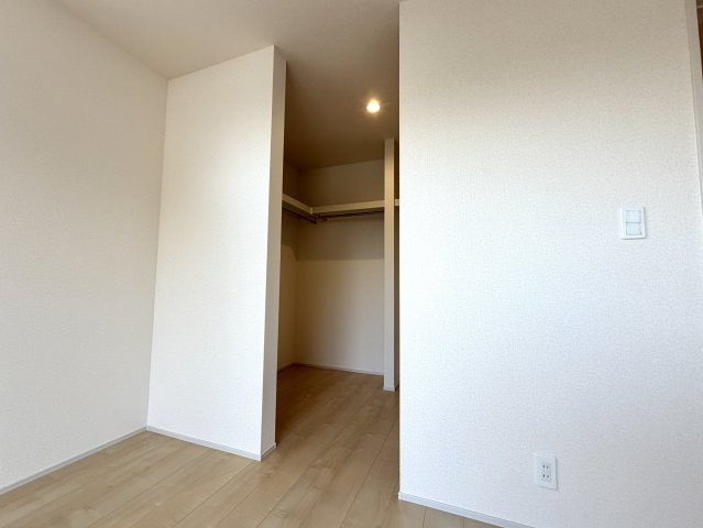 越谷市平方第２　１号棟新築戸建の収納|天井近くまで高さを活かした大容量の収納スペース。かさばる布団や衣類ケースもまとめて収まります。