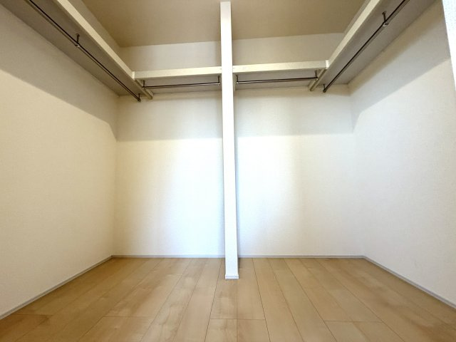 越谷市平方第２　１号棟新築戸建の収納|内部に照明を備えた明るいウォークインクローゼット。奥の荷物や服の色味もハッキリ確認できます。