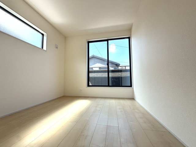 越谷市平方第２　１号棟新築戸建の洋室|明るい光が差し込む心地よい洋室。シンプルで癖のない内装のため、どんなインテリアも綺麗に映えます。
