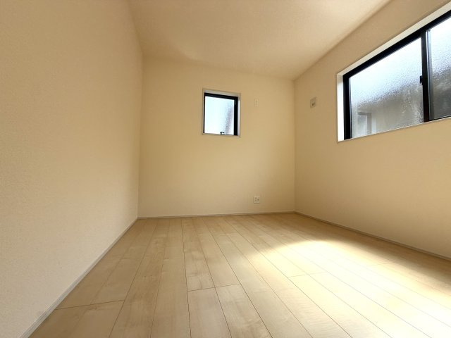 越谷市平方第２　１号棟新築戸建の洋室|二面採光で明るい陽光が届く洋室。寝室や子ども部屋など多目的に使えます。