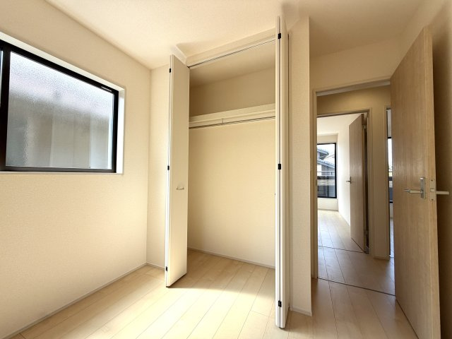 越谷市平方第２　１号棟新築戸建の収納|収納内部に棚を備えており、小物やバッグもすっきり整理整頓。デッドスペースを作らず効率良く使えます。