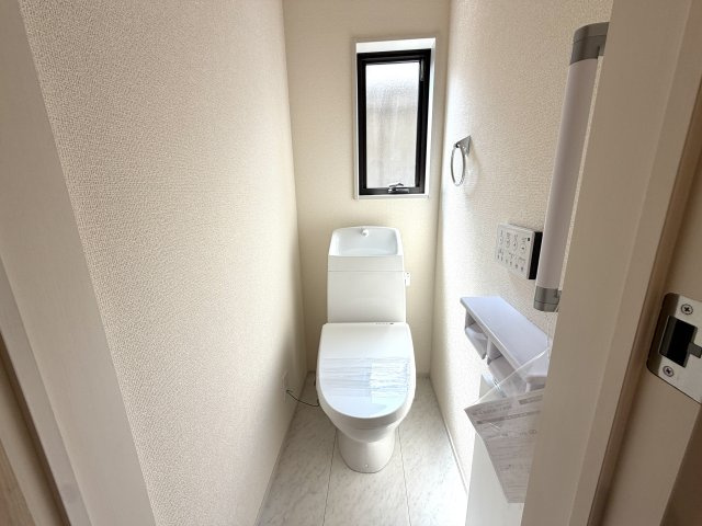 越谷市平方第２　１号棟新築戸建のトイレ|2つ目のトイレがあることで来客時もご家族が気兼ねなく利用可能。お互いのプライバシーを守れます。