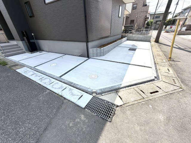 越谷市平方第２　１号棟新築戸建の駐車場|大切な愛車を安全に停められる駐車スペース。防犯面でも配慮された配置です。
