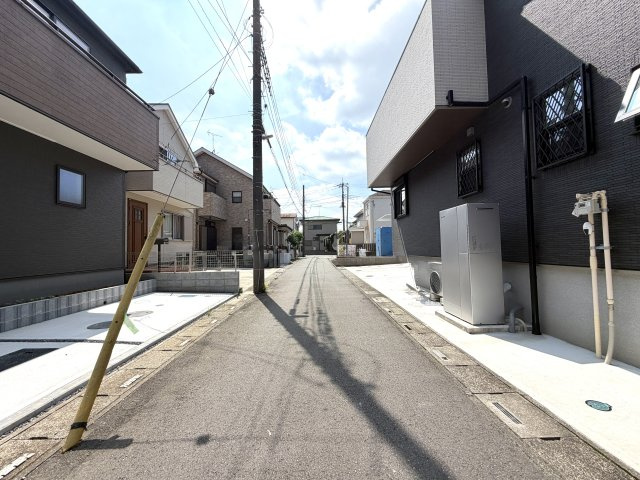越谷市平方第２　１号棟新築戸建の前面道路含む現地写真|舗装がしっかり整った綺麗な前面道路。歩道もありお子様の登下校や散歩も安全です。