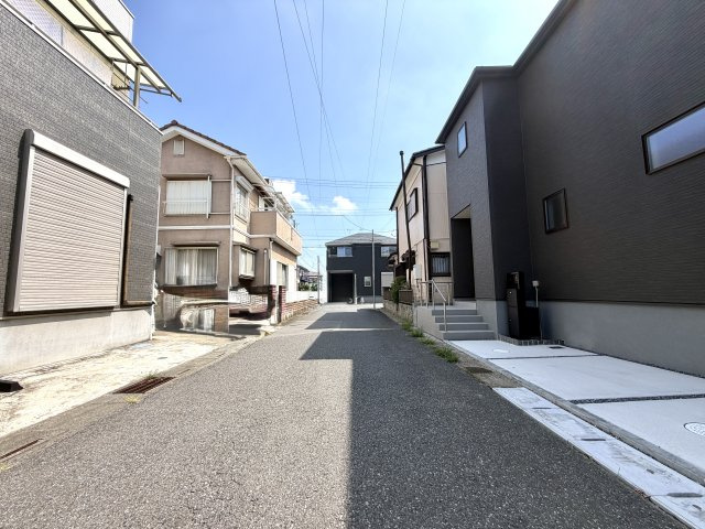 越谷市平方第２　１号棟新築戸建の前面道路含む現地写真|幅員にゆとりのある前面道路。車のすれ違いや駐停車もスムーズに行えます。