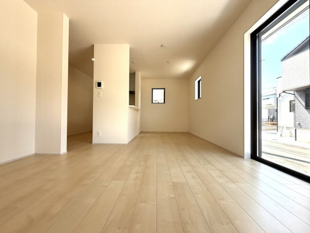 越谷市平方第２　１号棟新築戸建の居間・リビング|通気性が良く爽やかな風が通り抜けるリビング。一年中快適で健康的な暮らしをサポートします。