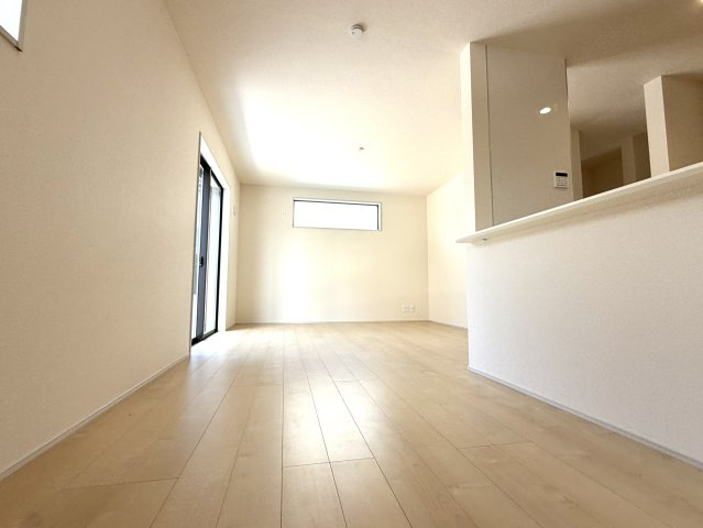 越谷市平方第２　１号棟新築戸建の居間・リビング|ダイニングテーブルやソファーを無理なく配置できる広々リビング。寛ぎの時間をゆったり過ごせます。