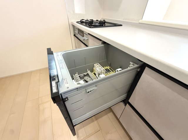 越谷市平方第２　１号棟新築戸建のキッチン|手洗いにかかる手間を省ける便利な食器洗い乾燥機付き。食後の片付けもスムーズで時短になります。