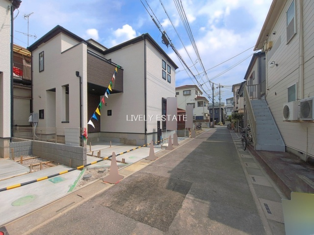 草加市草加5丁目 新築分譲住宅の前面道路含む現地写真
