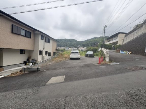 熱海市　小嵐町の前面道路含む現地写真|車が写っている部分が入口になります。