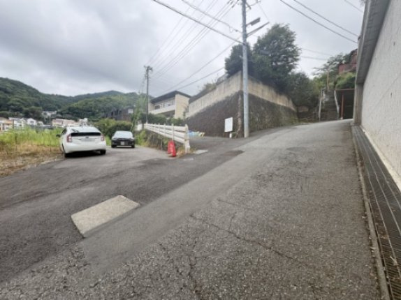 熱海市　小嵐町の前面道路含む現地写真|車が写っている部分が入口になります。