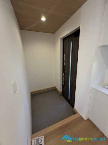 平塚市長持18期　新築戸建　全1棟1号棟の玄関