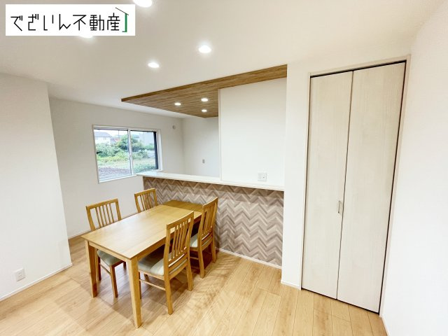 【居間・リビング】 | 深谷市田中　新築住宅 | 室内構成に拘り採光とセンスを散りばめた空間。それは『柔らかさ』に似た素敵な居場所。そこに暮らす人のことを考えつくり出したものは『癒し』という心地よい居場です。
現地(2026年9月撮影)