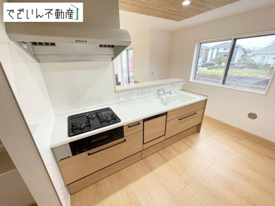 【キッチン】 | 深谷市田中　新築住宅 | ご家族みんなで調理ができる位のスペースを実現したキッチン空間となっております。みんなで作った料理を召し上がりながらの会話は、自然と笑いが絶えない空間がそこに広がります。
現地(2026年9月撮影)
