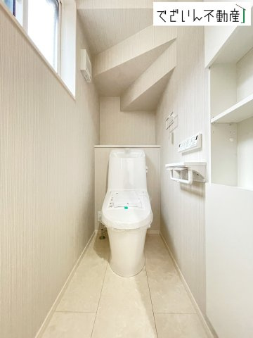 【トイレ】 | 深谷市田中　新築住宅 | シンプルで清潔感のある空間は、毎日使う場所だからこそ嬉しい。家族みんなが快適に過ごせる工夫が詰まっています。
現地(2026年9月撮影)