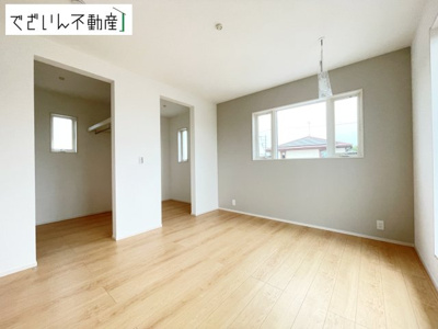 【洋室】 | 深谷市田中　新築住宅 | 夫婦の寝室としても使える落ち着いた居室。育児の合間にほっと一息つける、静かな時間を守ってくれます。
現地(2026年9月撮影)