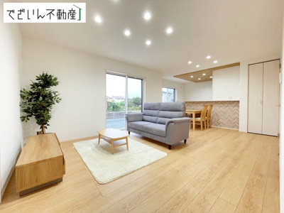 【居間・リビング】 | 深谷市田中　新築住宅 | 細部まで丁寧に仕上げられた内装が、日々の生活を豊かに彩ります。家族の思い出が増えていく場所に。
現地(2026年9月撮影)