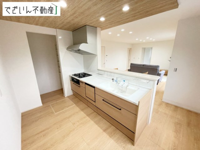 【キッチン】 | 深谷市田中　新築住宅 | 共働きでも無理なく使える効率的なレイアウト。夕食の準備も、家族の会話を楽しみながら進められる、心地よいキッチンです。
現地(2026年9月撮影)
