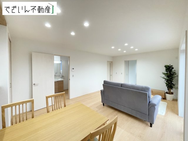 【居間・リビング】 | 深谷市田中　新築住宅 | 南からたっぷり差し込む陽光が、家族の団らんをあたたかく照らす。広々としたLDKは、子どもが走り回っても余裕のある安心空間です。
現地(2026年9月撮影)