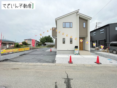 【外観】 | 深谷市田中　新築住宅 | 街並みに馴染む、シンプルで洗練された佇まい。暮らしにちょっとした遊び心を添えてくれるお家です。
現地(2026年9月撮影)
