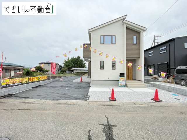 【外観】 | 深谷市田中　新築住宅 | 街並みに馴染む、シンプルで洗練された佇まい。暮らしにちょっとした遊び心を添えてくれるお家です。
現地(2026年9月撮影)