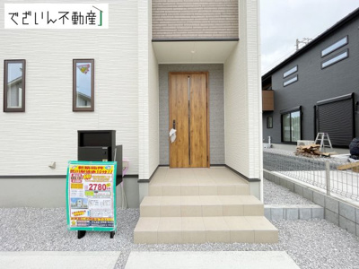 【玄関】 | 深谷市田中　新築住宅 | 清潔感溢れる玄関がお出迎えする本邸宅の物語は、ここから始まる日常を期待させます。この場所には「希望」と「優越」で包み込んでくれる「特別」な空間があります。
現地(2026年9月撮影)