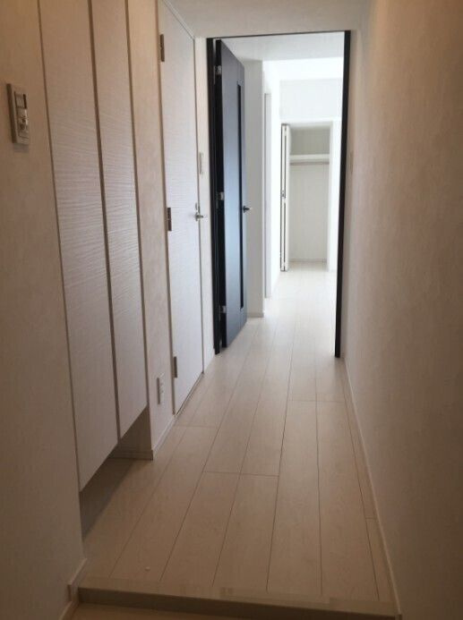 エストゥルース入谷の玄関