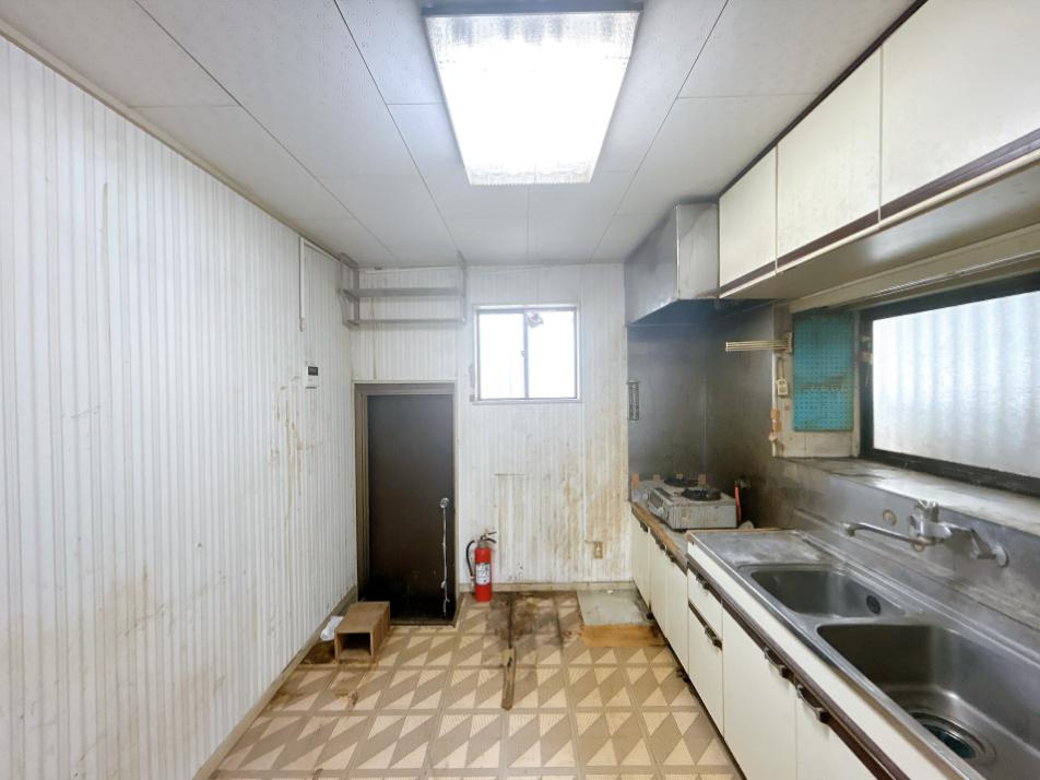 ひたちなか市富士ノ上　中古戸建のキッチン|お料理に集中したい方向けの独立キッチン！