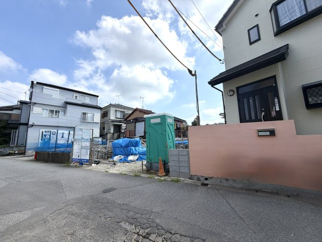 越谷市平方第３　１号棟新築戸建の外観|耐震基準を満たした強固な基礎構造を構築中。建物全体の安定感を決定づける重要な工程を進めています。
