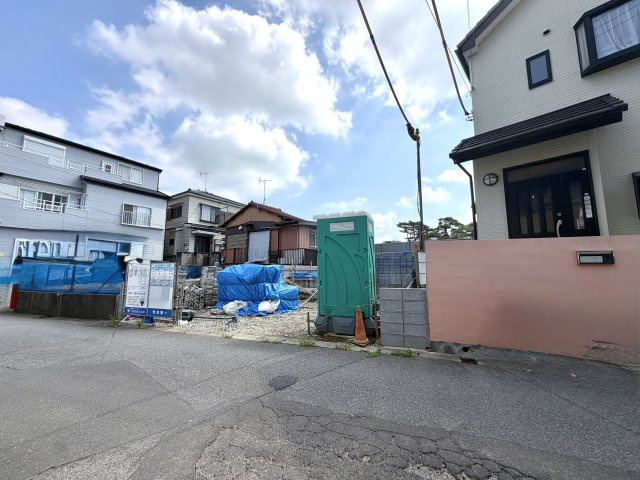越谷市平方第３　１号棟新築戸建の外観|家の安全を支える大切な基礎工事の様子。強度と耐久性に優れた安心の構造でしっかりと施工しています。