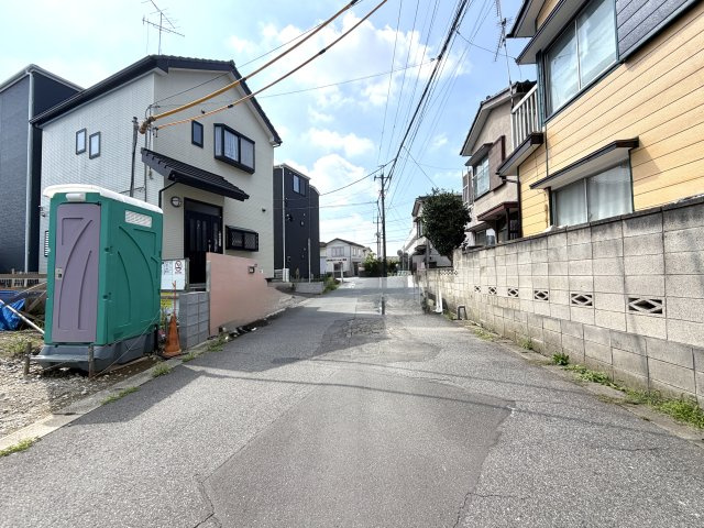 越谷市平方第３　１号棟新築戸建の前面道路含む現地写真|前面道路は主に近隣住民が利用するため交通量が抑えめ。静かな生活環境と車通りの少なさが大きな魅力です。