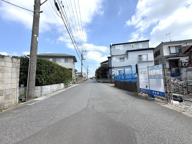越谷市平方第３　１号棟新築戸建の前面道路含む現地写真|車の通り抜けが少ない道路構造のため防犯面でも安心。お子様の登下校や毎日の歩行も安全な環境です。