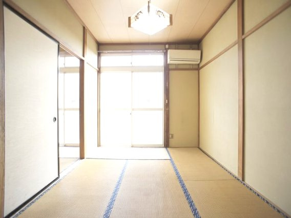 【居間・リビング】 | アンジュール鹿沼幸町 | 快適に過ごせるエアコンが付いています♪