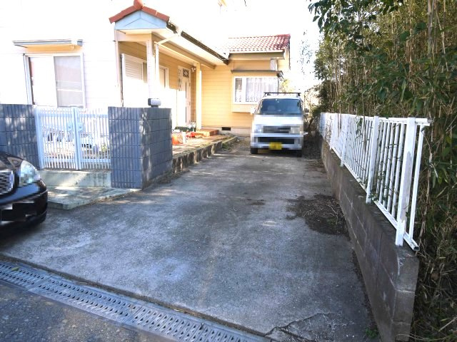 山武市白幡　中古戸建の駐車場|３LDK 縦列2台可能 閑静な立地