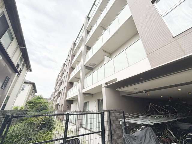 ■敷地内に駐輪場を設けています。掲載時点では空きがあり、月額200円で利用可能です。駅まで徒歩9分の立地ながら、自転車でのお出かけや日々のお買い物にも便利。利用条件などはお問い合わせください。