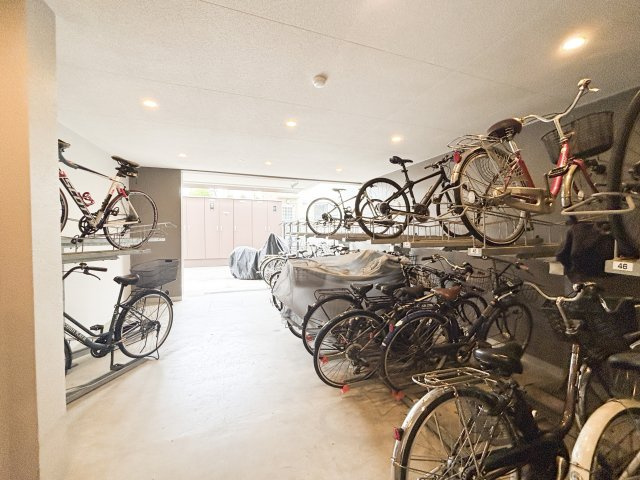 ■自転車を保管できる敷地内の駐輪場です。日常の買い物や近隣への移動など、自転車を利用する方に便利な設備。掲載時点で空きがあります