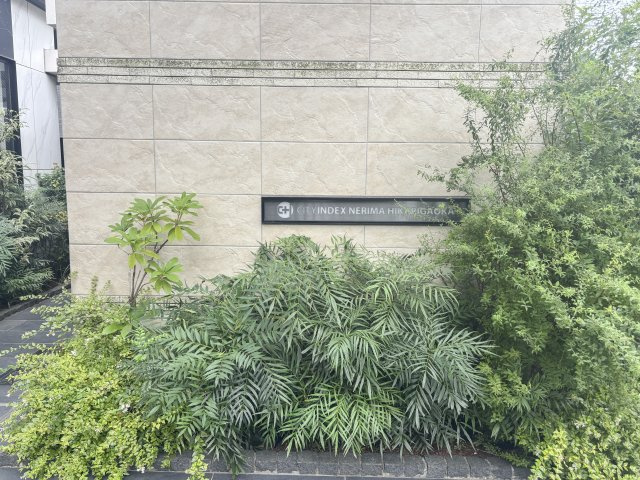■建物の名称が記された看板プレートです。エントランス周辺に設置されており、建物の目印としても分かりやすい仕様。ご見学の際は、看板プレートから続くエントランスや共用部の雰囲気もあわせてご確認いただけます