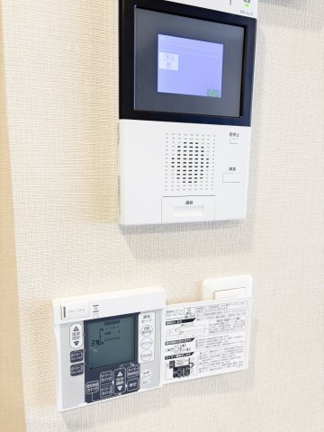 ■ TVモニター付きインターホン：TVモニター付きインターホンを備えています。来訪者の姿を室内から確認できるため、訪問時にも便利な設備です。日々の暮らしの中で、玄関先の様子を確認しながら対応できます。
