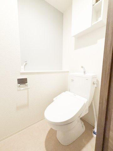 ■温水洗浄便座を備えたトイレです。毎日使う場所だからこそ、使いやすさに配慮された設備がうれしいポイント。お手入れもしやすく、日々の暮らしの中で快適にお使いいただける水回りです。