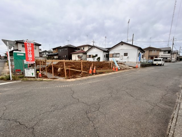 【Cradle garden】真岡市熊倉　第5 全２邸の前面道路含む現地写真|〇前面道路〇
北側幅員約6ｍ公道、西側幅員約6ｍ公道に面した２邸の分譲地です。前面道路もまっすぐで、見通しが良く、車の出し入れも楽々。現地にて道路の配置、陽当たり、周辺環境もご確認くださいませ。
